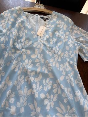 Women’s Floral V-Neck Short Sleeve Top in Light Blue